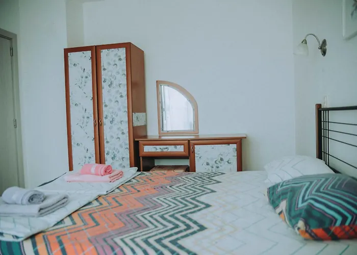 лора Синеморец