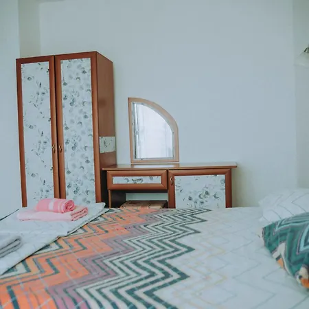 лора سينيموريتس