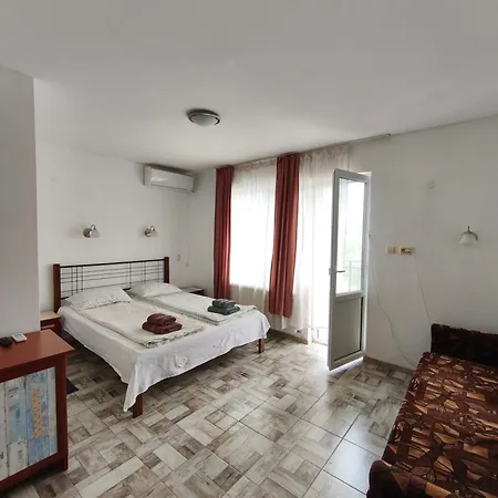 лора Къща за гости 3*